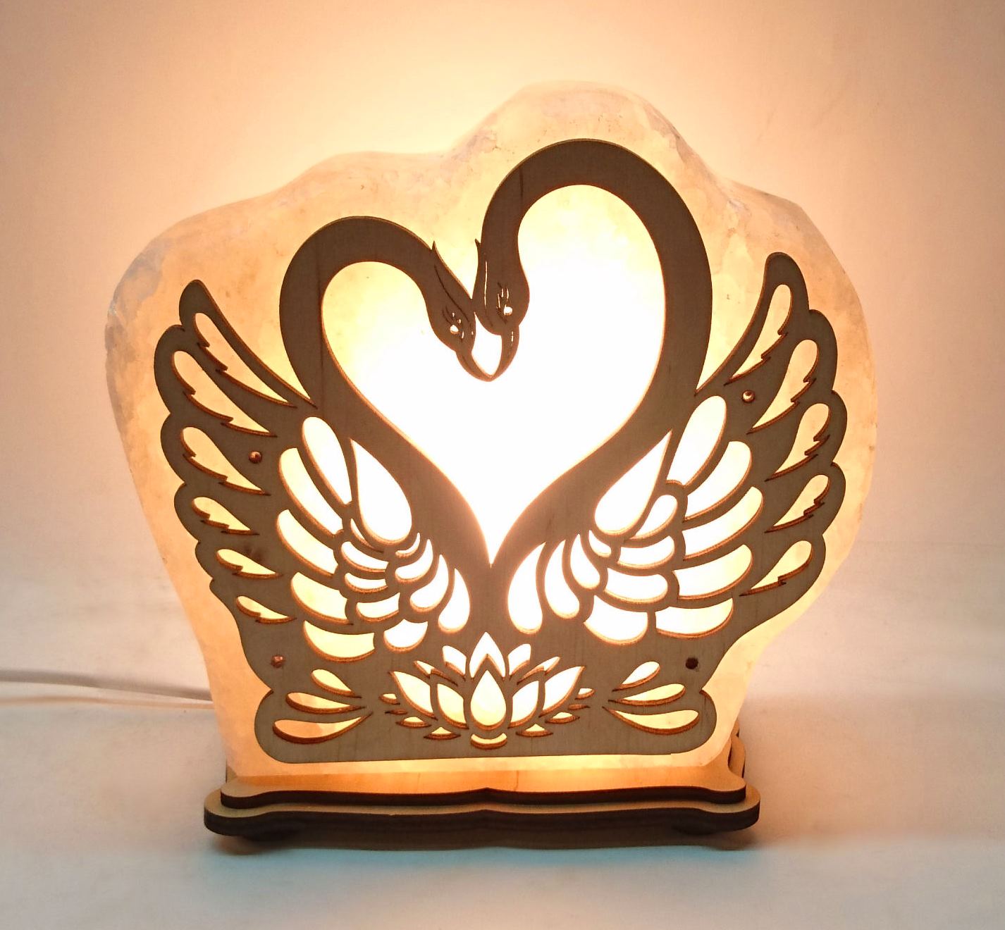 

Соляная лампа-ночник Saltlamp Лебеди высотой 19 см (123734)
