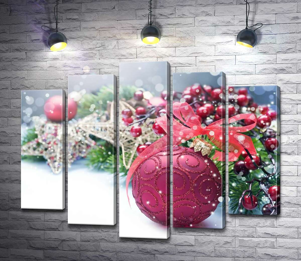 

Модульная картина ArtPoster Блестящий красный цвет елочного шара на фоне ягод омелы и золота звезд 130x106 см Модуль №26