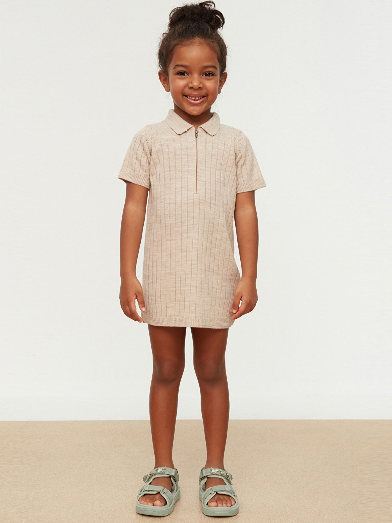 Акція на Дитяче літнє плаття для дівчинки Trendyol ТКДСС22ЕЛ1024 110-116 см Бежеве від Rozetka