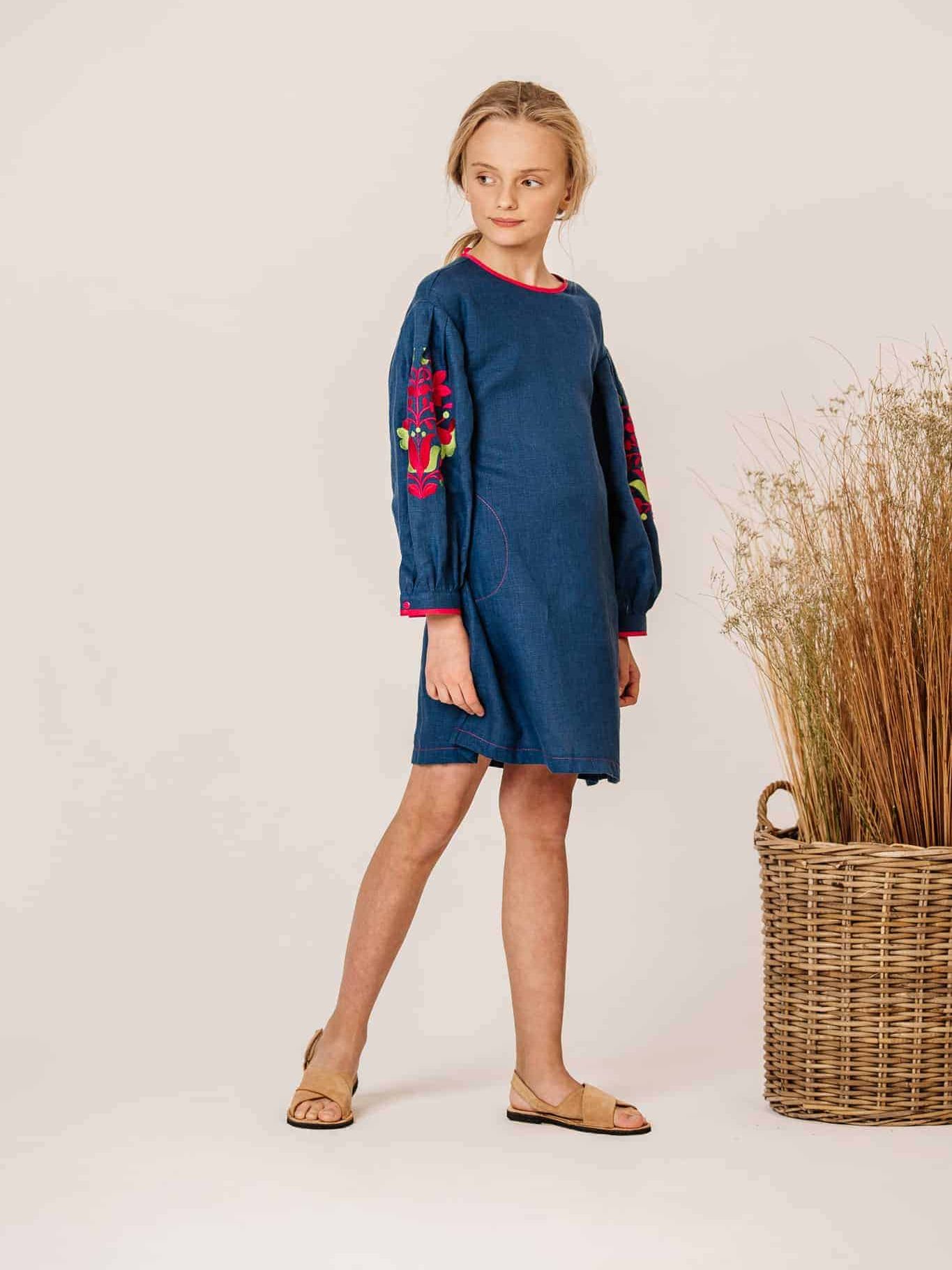 Акція на Дитяче святкове лляне плаття для дівчинки Карунос Мальва 122 см Синій джинс+малиновий від Rozetka