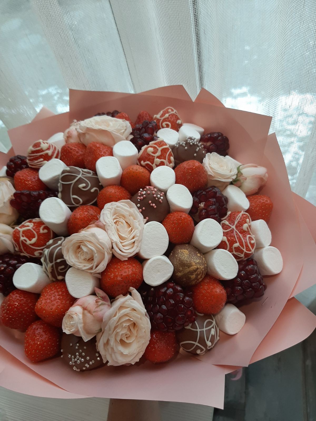 

Клубничный букет с цветами из клубники в шоколаде и маршмелоу