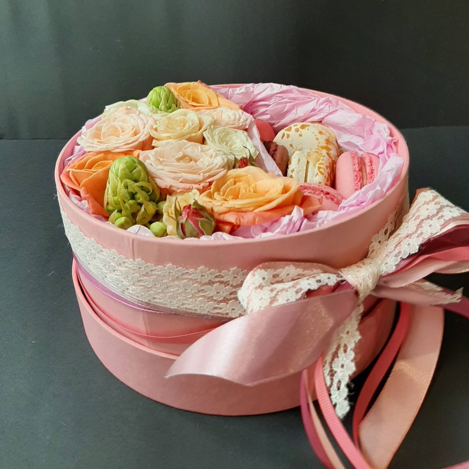 

Подарочная коробка с цветами, макарунсами.