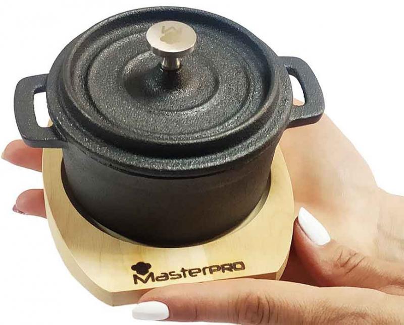 

Кастрюля чугунная Bergner MasterPro Cook And Share 10х13х4.1см на деревянной подставке MasterPro BGMP-3804