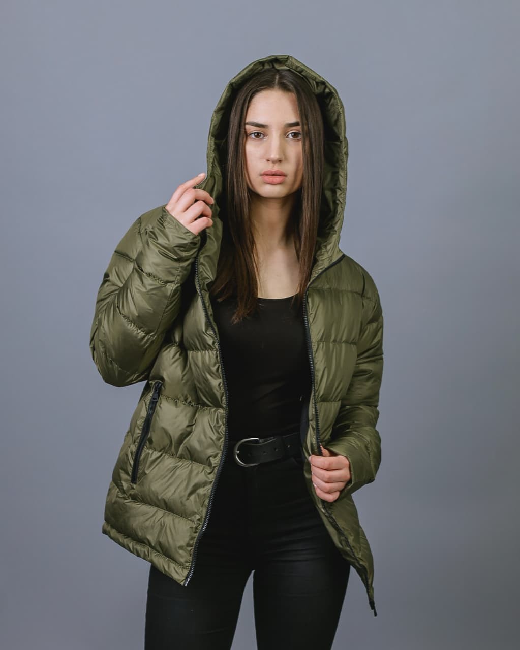 

Женская куртка демисезон короткая легкая c капюшоном Rain  хаки, Женская куртка демисезон короткая легкая c капюшоном Rain L хаки