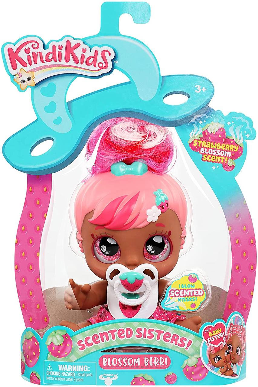 

Кукла Кинди Кидс Мини Блоссом Берри ароматизированная сестрёнка Kindi Kids Mini Blossom Berri 50125