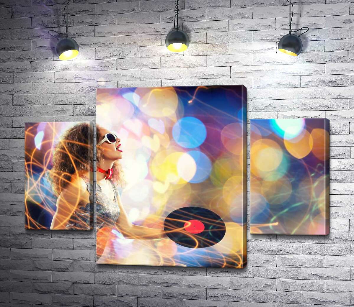 

Модульная картина ArtPoster В окружении блеска музыки: девушка держит виниловые пластинки 131x89 см Модуль №7