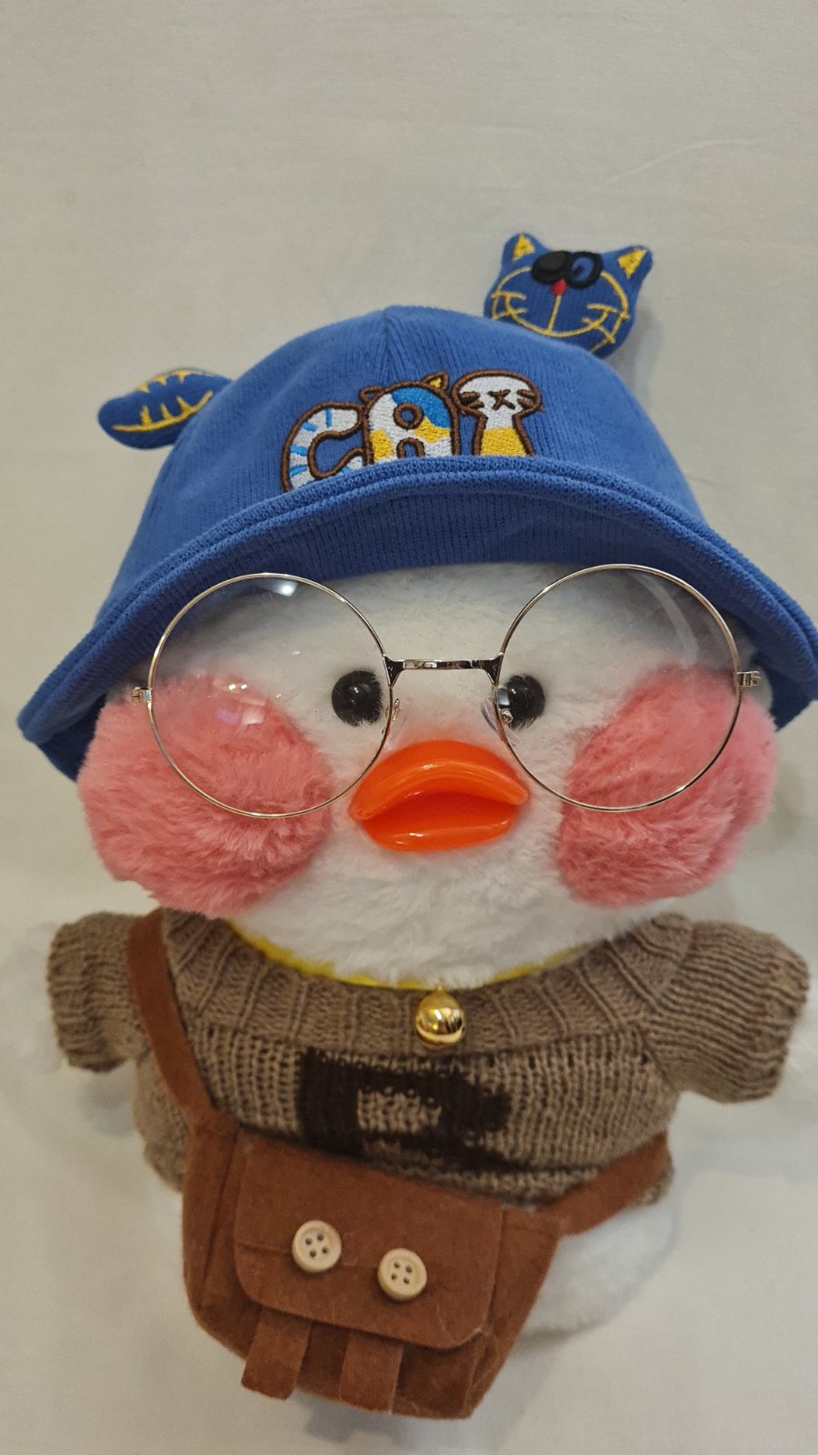 

Мягкая игрушка Плюшевая Лалафанфан Уточка Lalafanfan Duck в одежде 34 см белый шапка кот