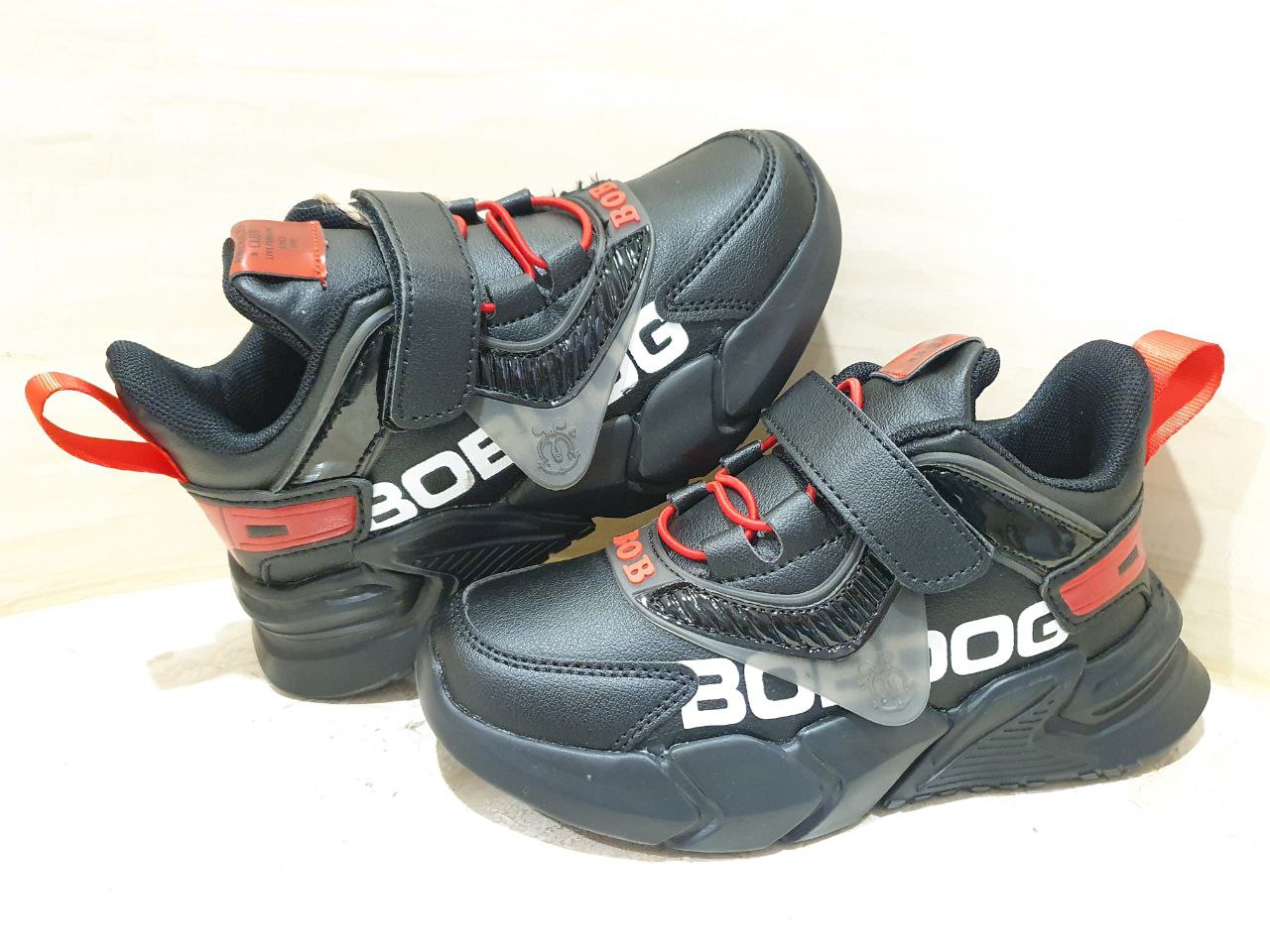 

Стильні кросівки для хлопчика American club BD 13/21 чорно-червоного кольору. 32