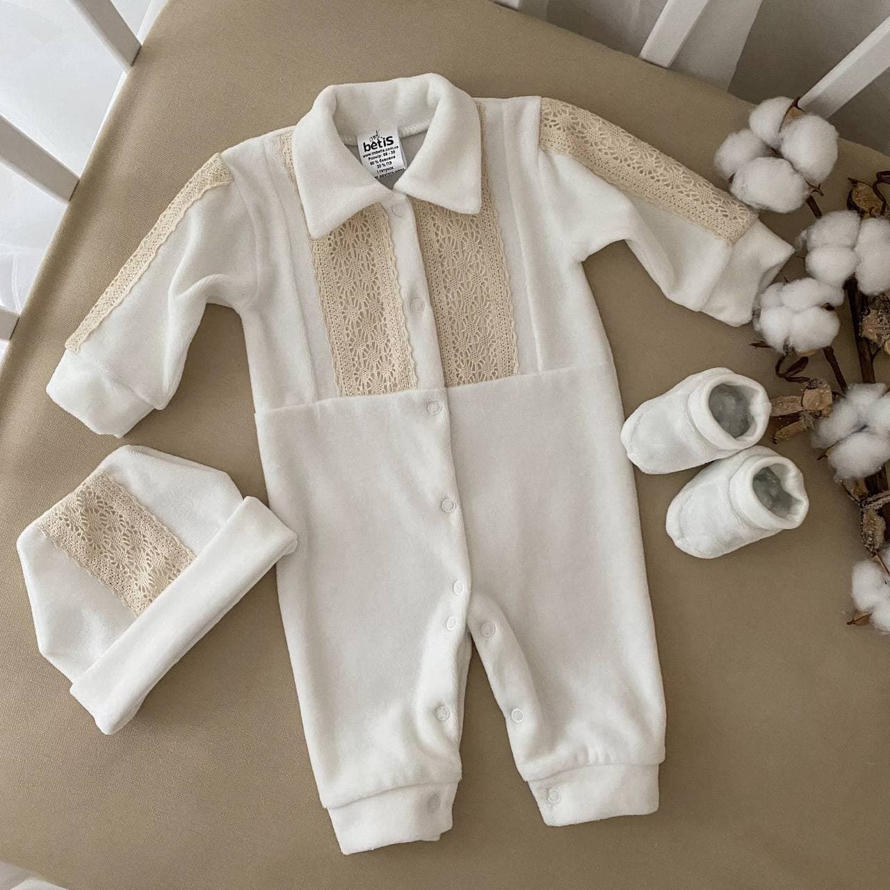 

Комплект (человечек + шапочка + пинетки) BetiS Арин В 27689940 56 см Молочный