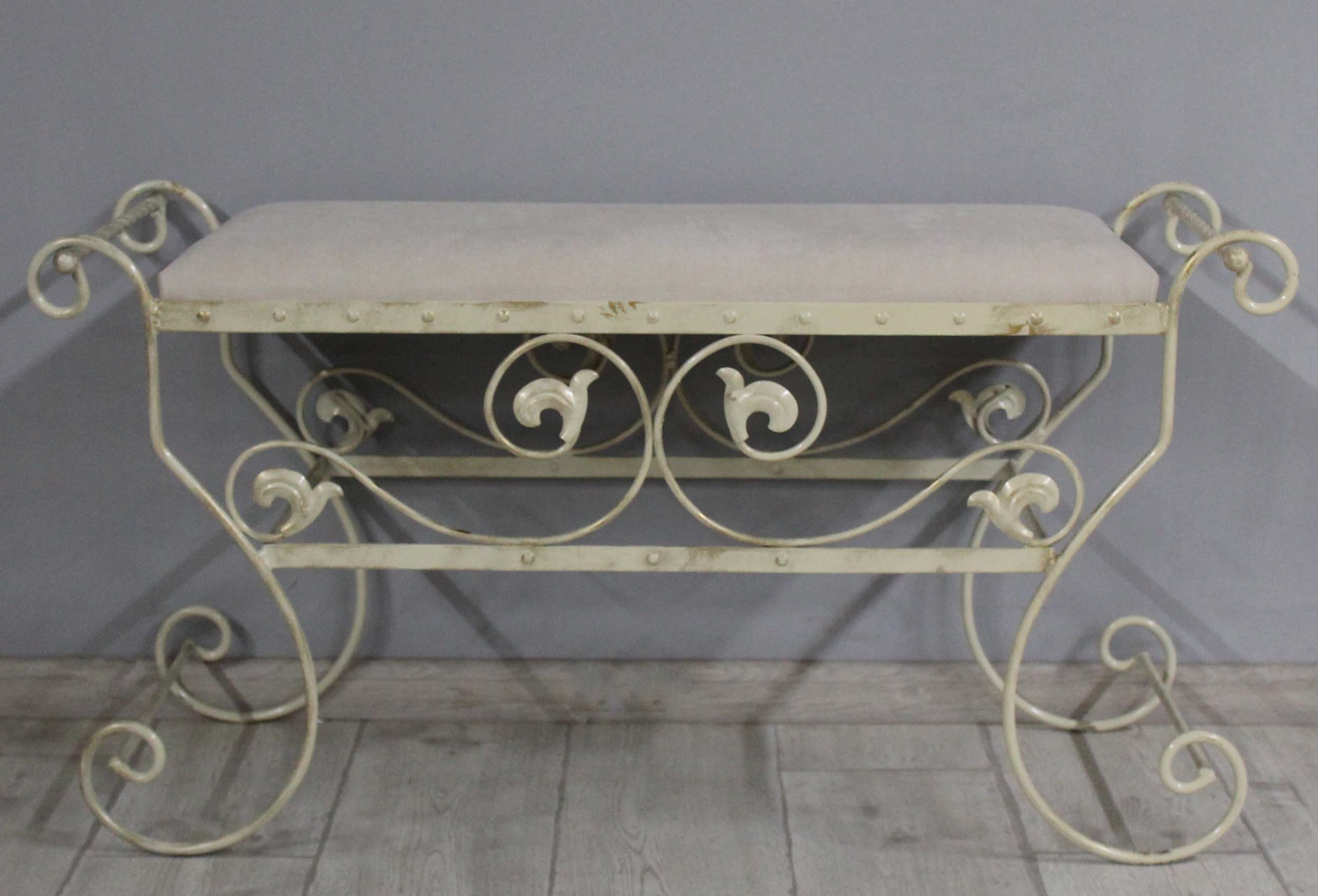 

Банкетка кованая для прихожей, коридора, гостинной или террасы SVL Сицилия большая, молочный велюр, каркас бежевое золото 0494-04