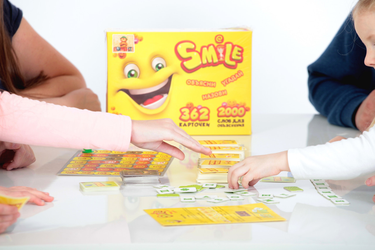 Smile на русском. Smile игра. Smile настольная игра. Настольная игра Smail. Смайлики забавная карточная игра.