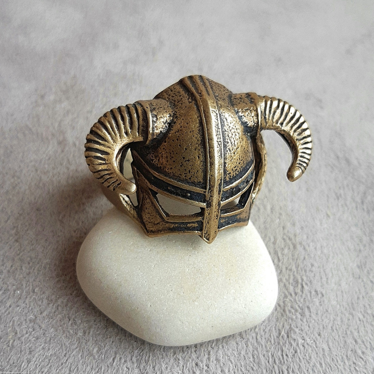 

Бронзовое кольцо "Шлем Довакина" ручная работа 1112А размер 19.5