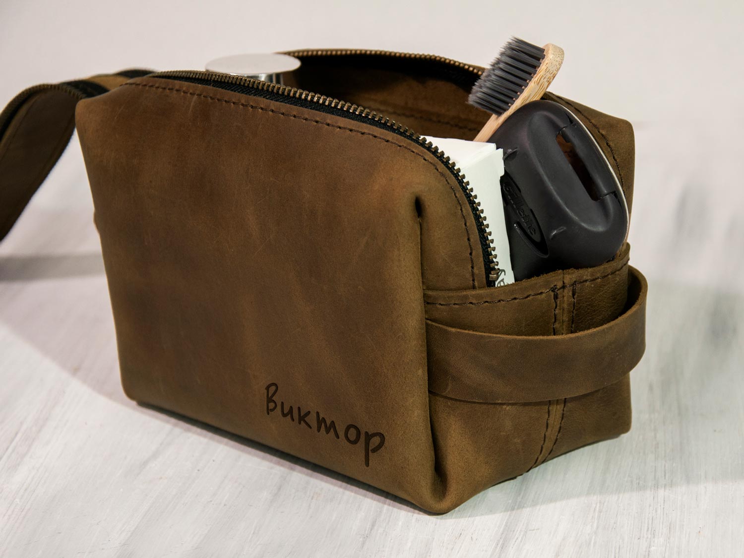 

Кожаный мужской дорожный органайзер для косметики с именной гравировкой, Walnut, 18x9x10, WOODPRESENT