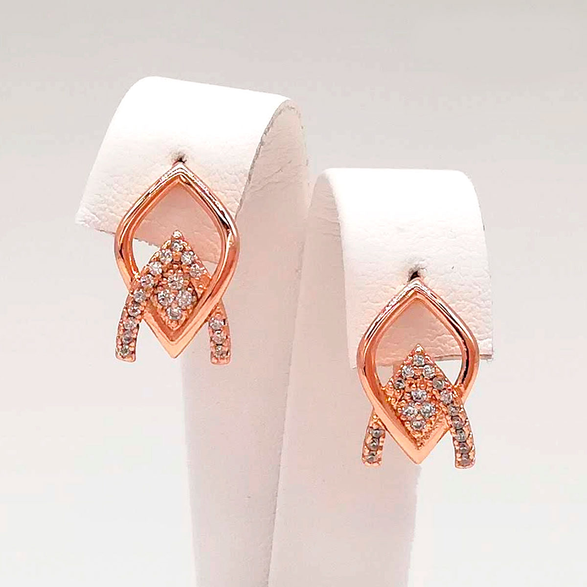 

Серьги Xuping из медицинского золота, белые фианиты, позолота PO, 24686