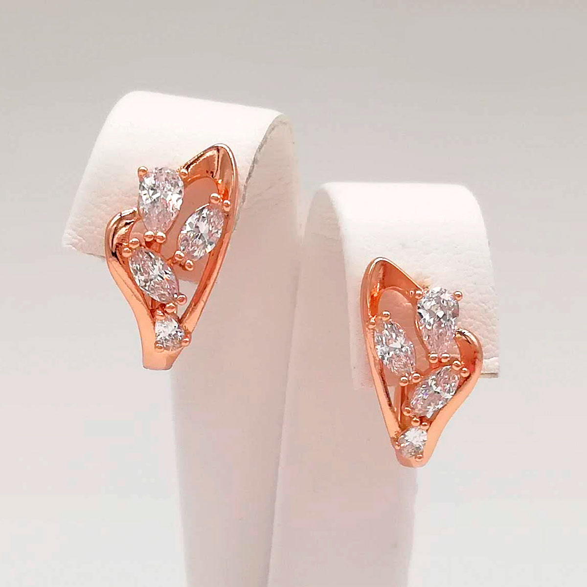 

Серьги Xuping из медицинского золота, белые фианиты, позолота PO, 24680