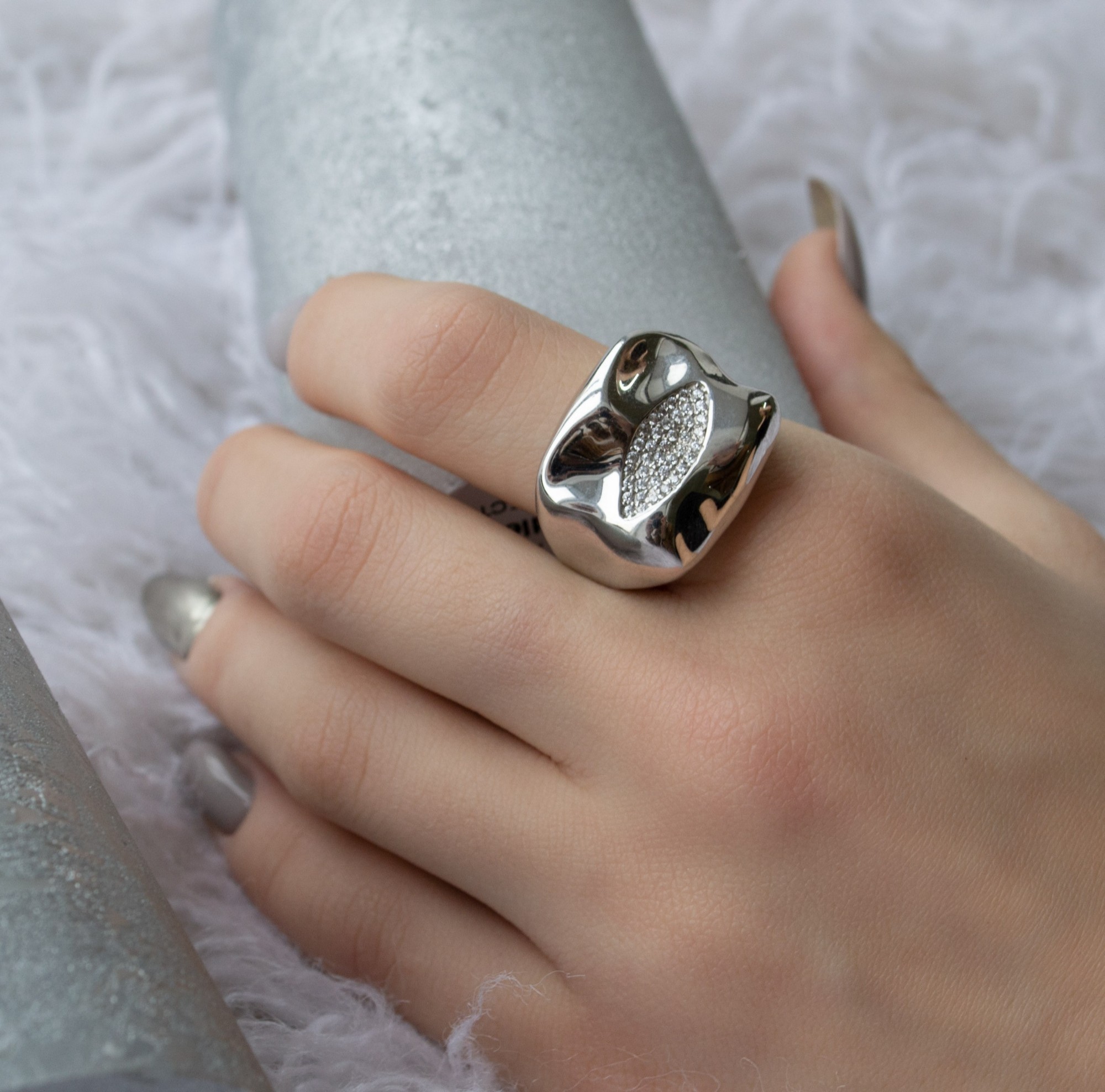 

Серебряное кольцо HARMONY с00408 19 бел.