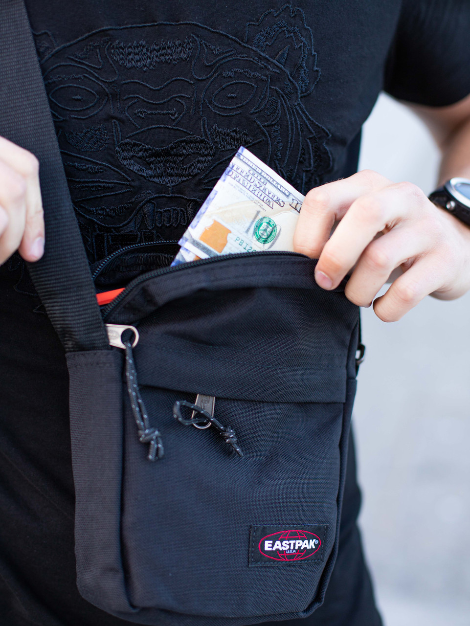 

Сумка-мессенджер Eastpak Black