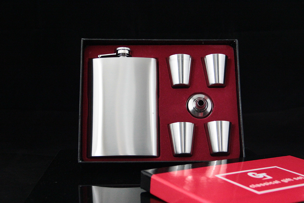 

Набор С Флягой И Стопками 6