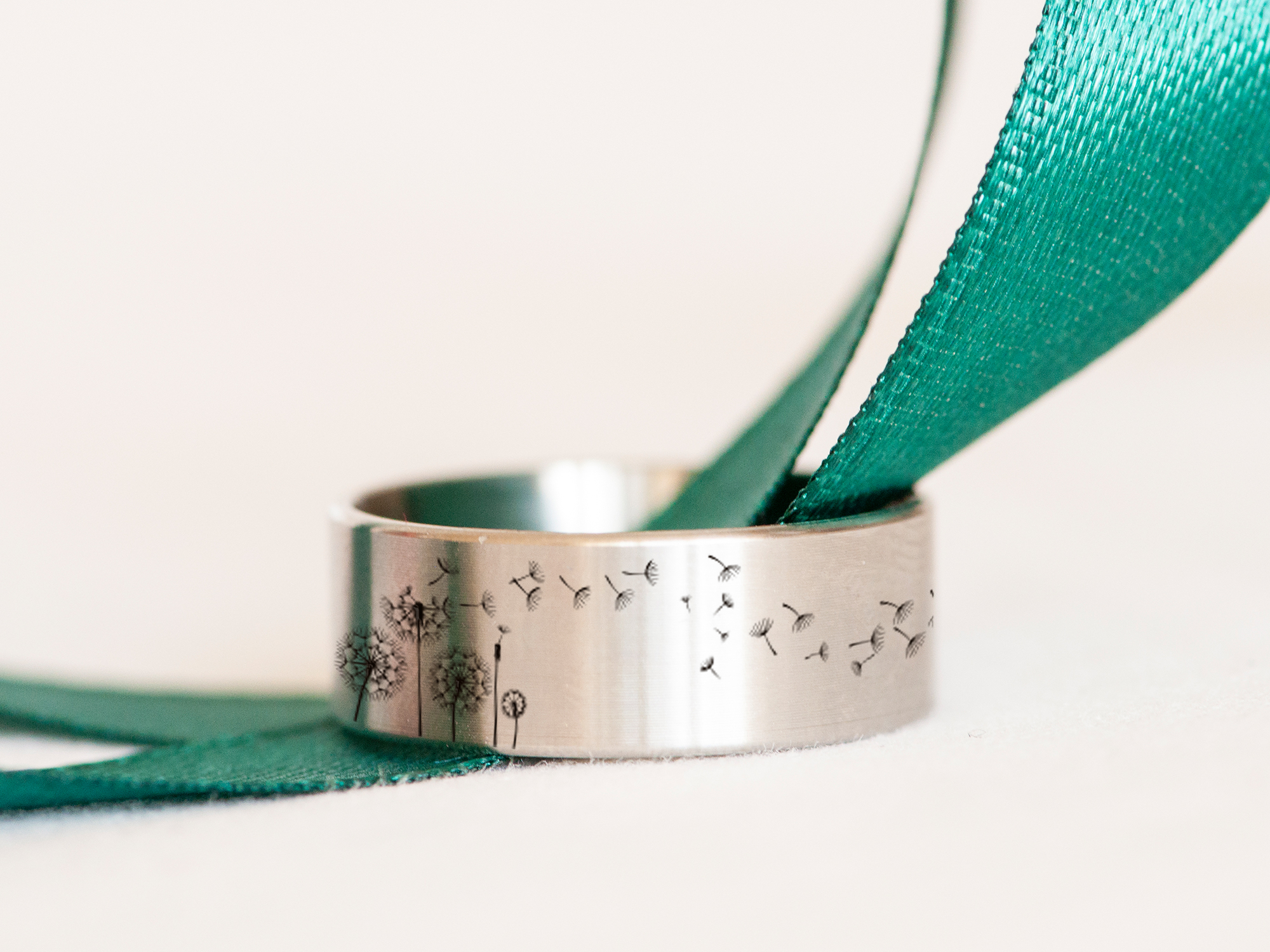 

Оригинальное кольцо с одуванчиками, ювелирная сталь кожаный чехол DIDIART JEWELRY размер 17,7 R0042