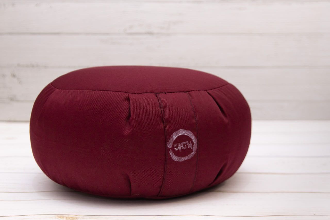 Подушка для медитации с гречневой шелухой, бордо. Дзафу – фото, отзывы ...