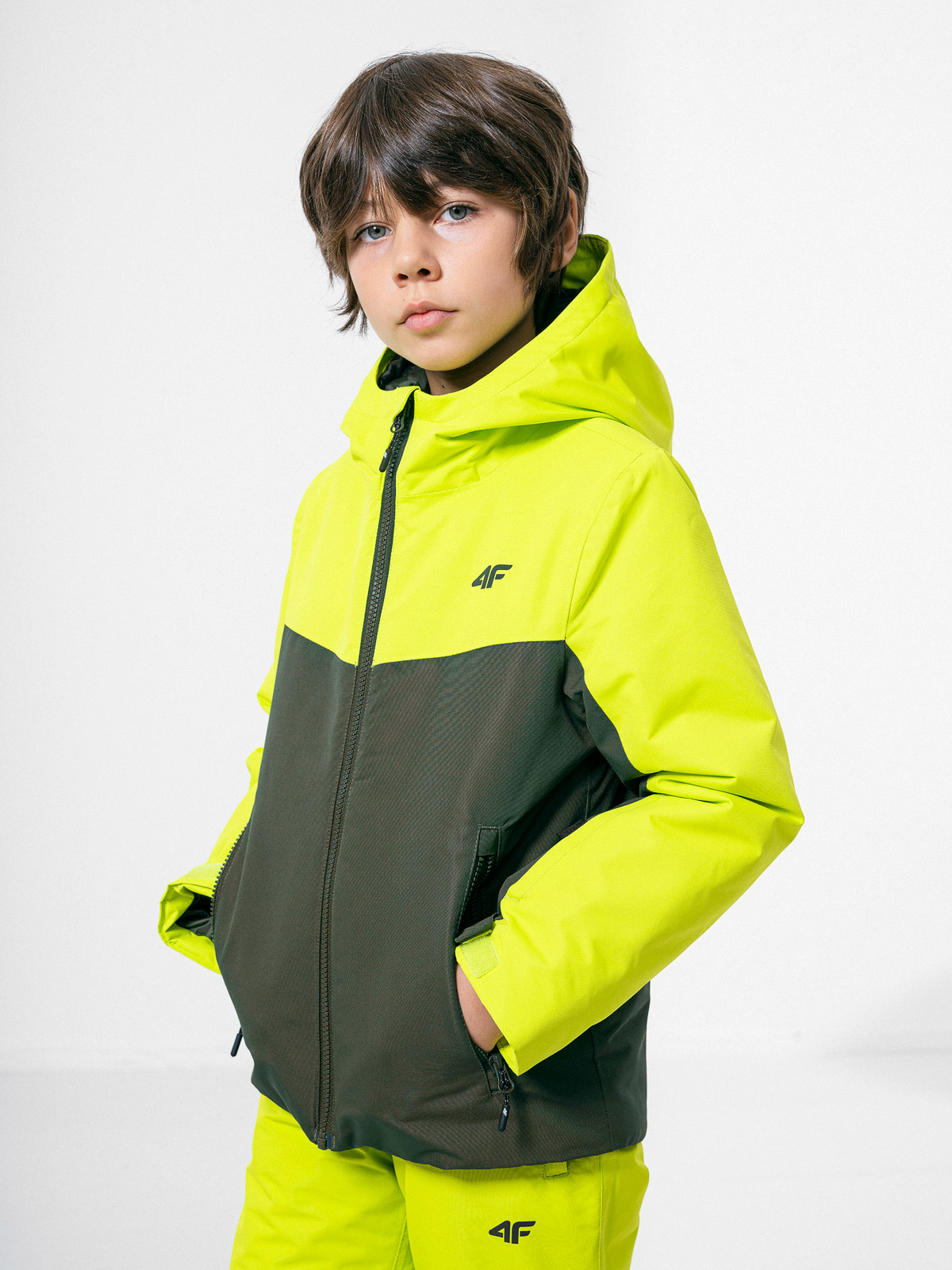 Акция на Підліткова зимова лижна куртка для хлопчика 4F HJZ22-JKUMN001-43S 146 см от Rozetka
