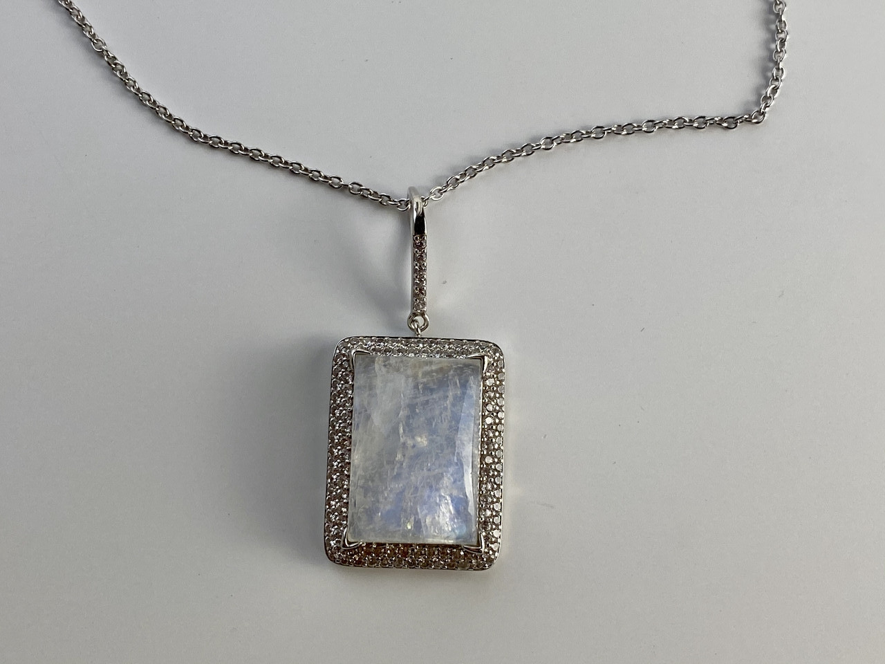 

Серебряная цепочка с кулоном Лунный Камень И Фианиты 988 Sky Jewelry (6254)