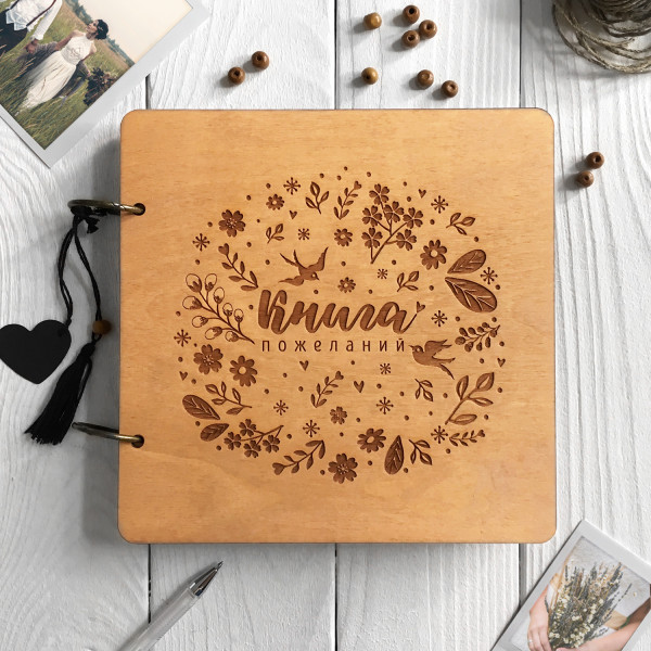 

Свадебный альбом из дерева с именной гравировкой, книга пожеланий для фотографий и пожеланий ручной работы "Книга пожеланий ласточки"