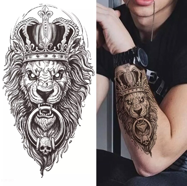 Татуировка льва с короной.