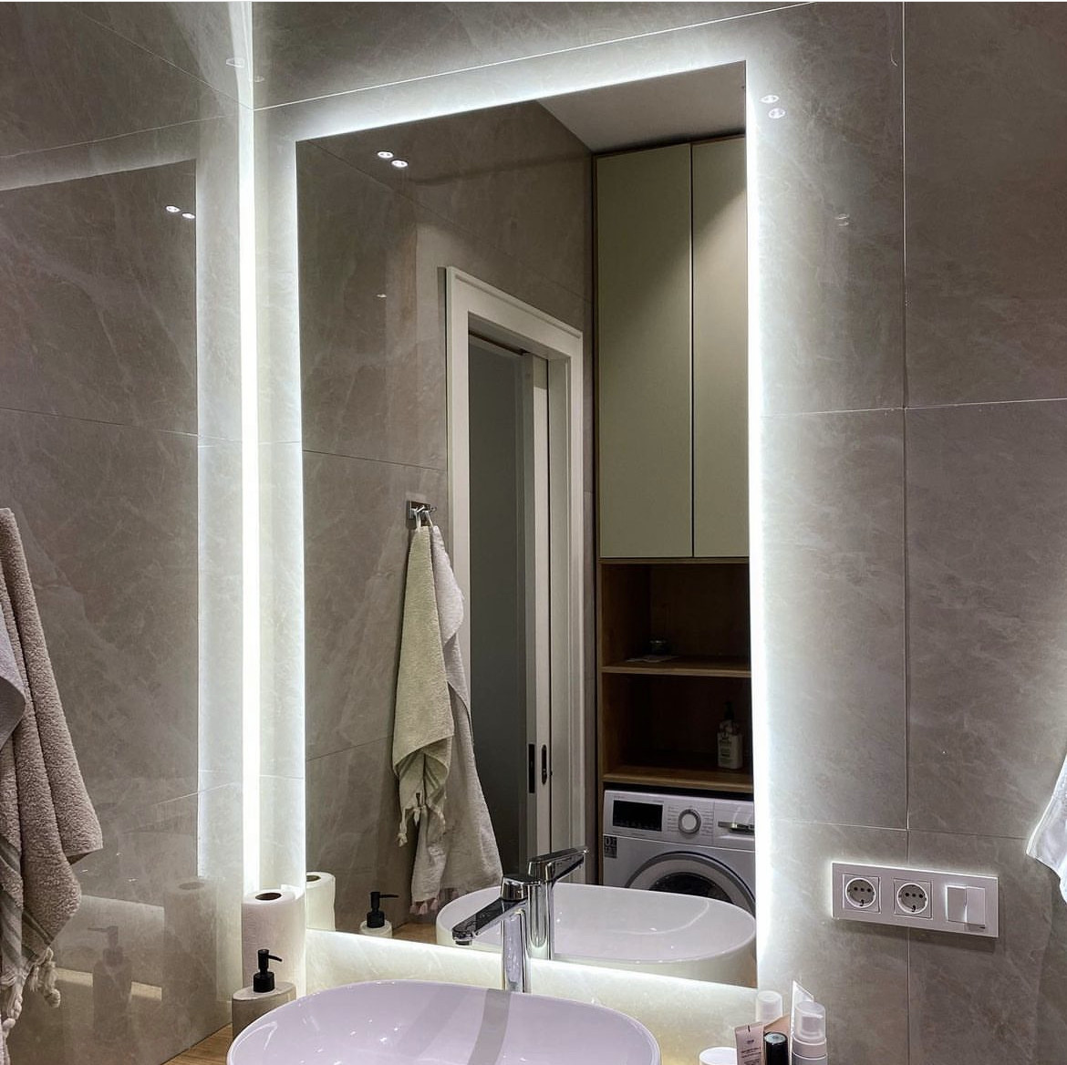 Зеркало с LED подсветкой B-LED в ванную комнату №D3-1 683x800 мм – фото .