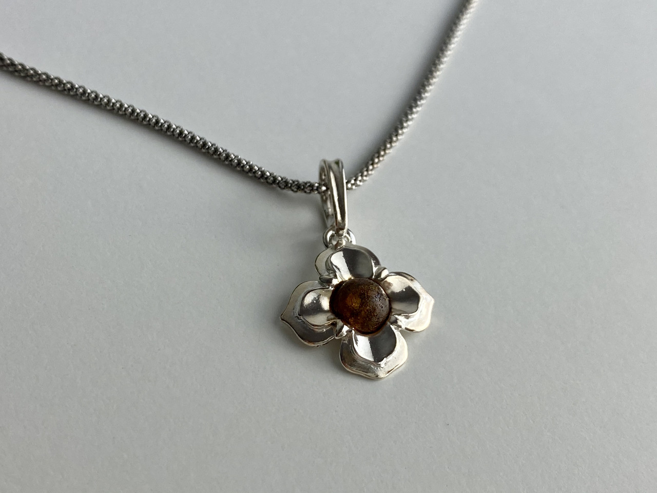 

Серебряная цепочка с кулоном янтарь Цветок Sky Jewelry (9272)