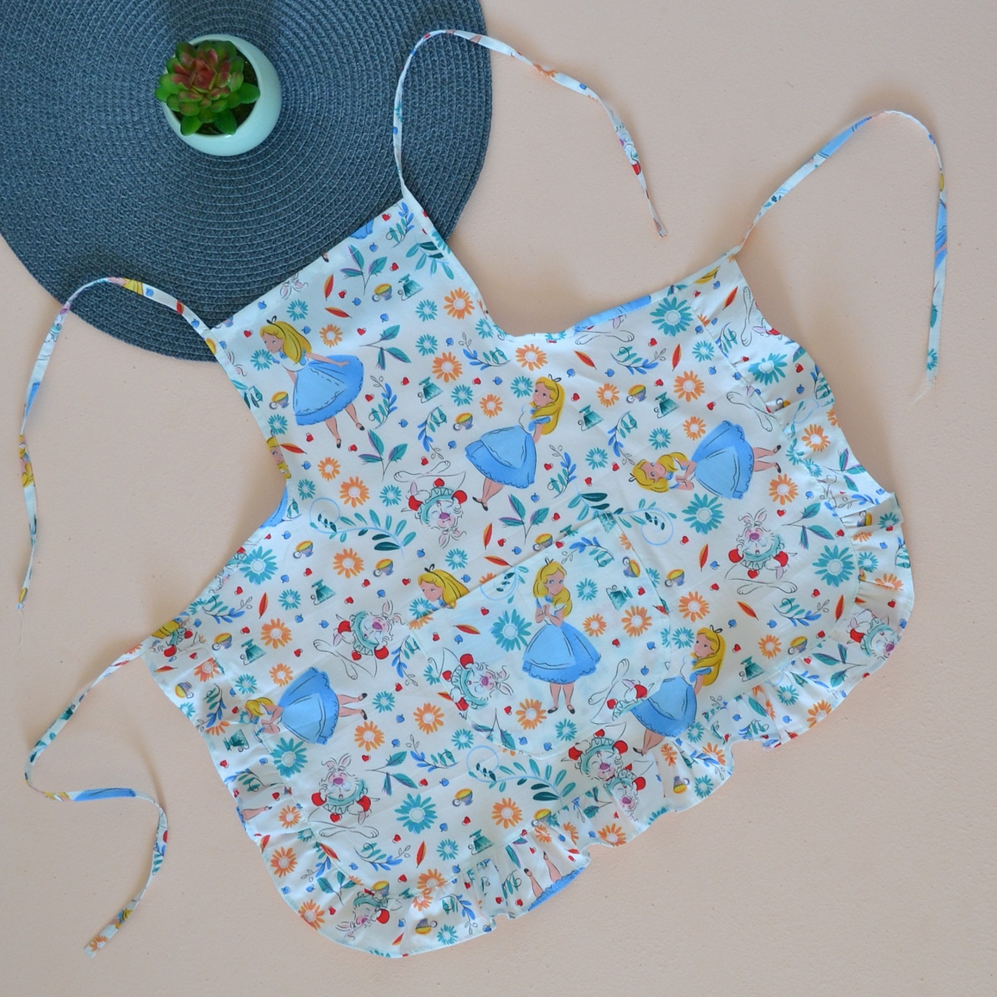 

Фартук Baby Textile для девочки 2-5 лет Алиса в стране чудес