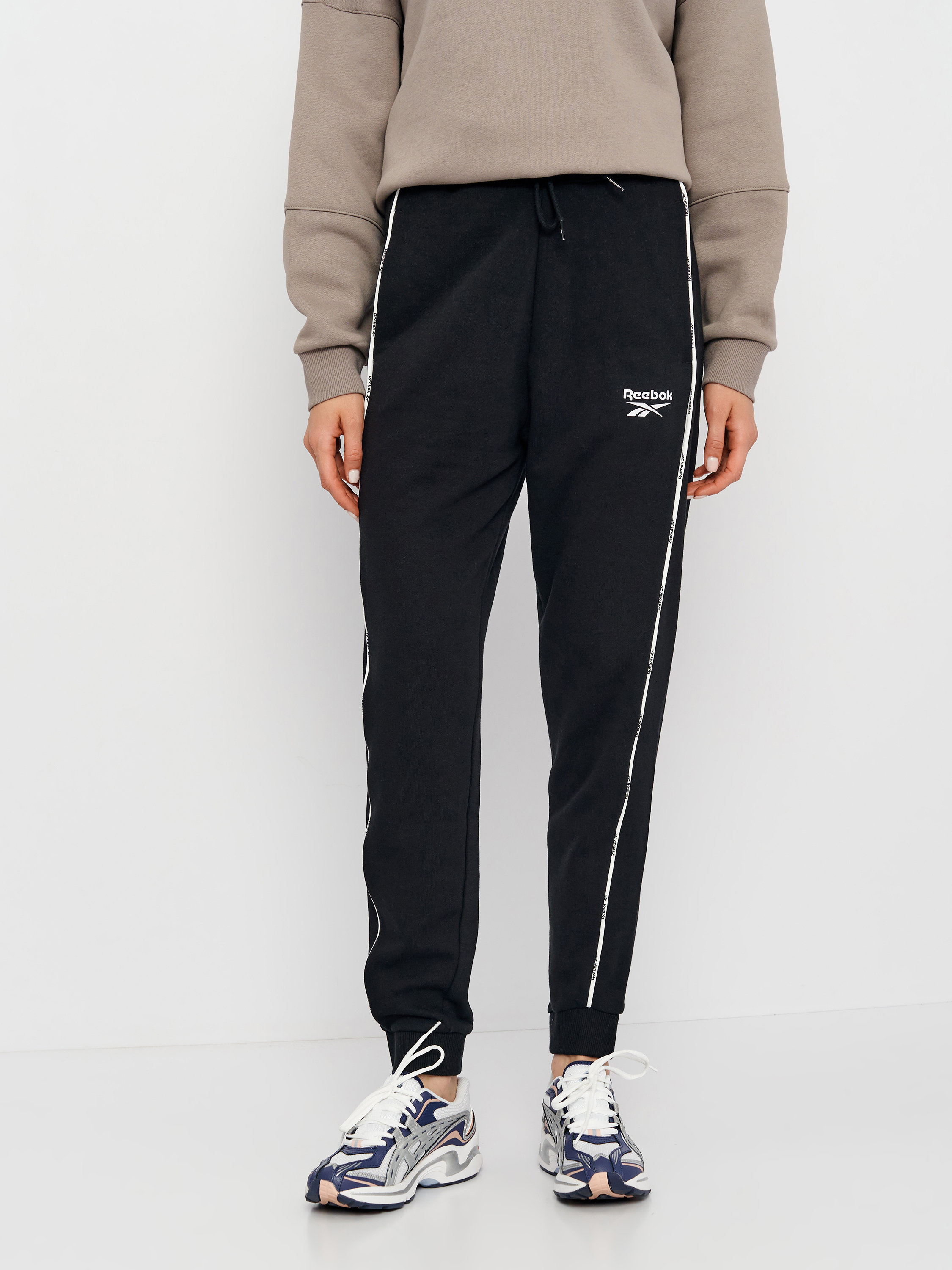 Акція на Спортивні штани на флісі жіночі Reebok Piping Pack Jogger HB4030 M Чорні від Rozetka