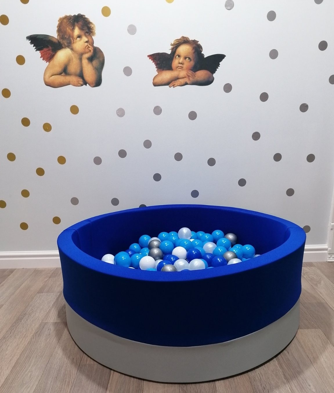 

Сухой бассейн Maikinbaby круг 110х40х6 см и 250 шт шаров Карамелька (арт.М110-104)