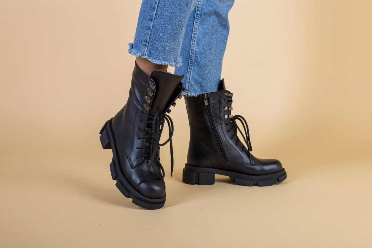 

Ботинки женские кожаные на шнурках и с замком, на байке LuxuryShoes 5542-1д/36 Черные