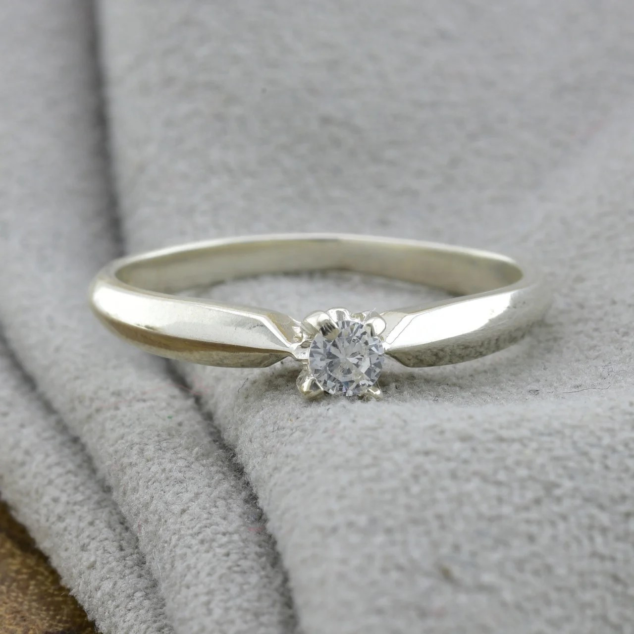 

Серебряное кольцо Канна вставка белые фианиты вес 2.0 г размер 18