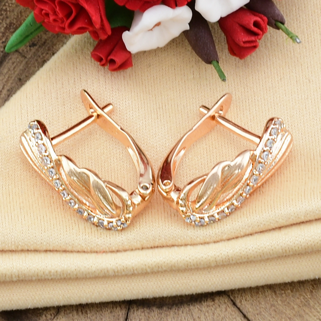 

Серьги Xuping 28005 размер 16х8 мм вес 2.7 г белые фианиты позолота 18К
