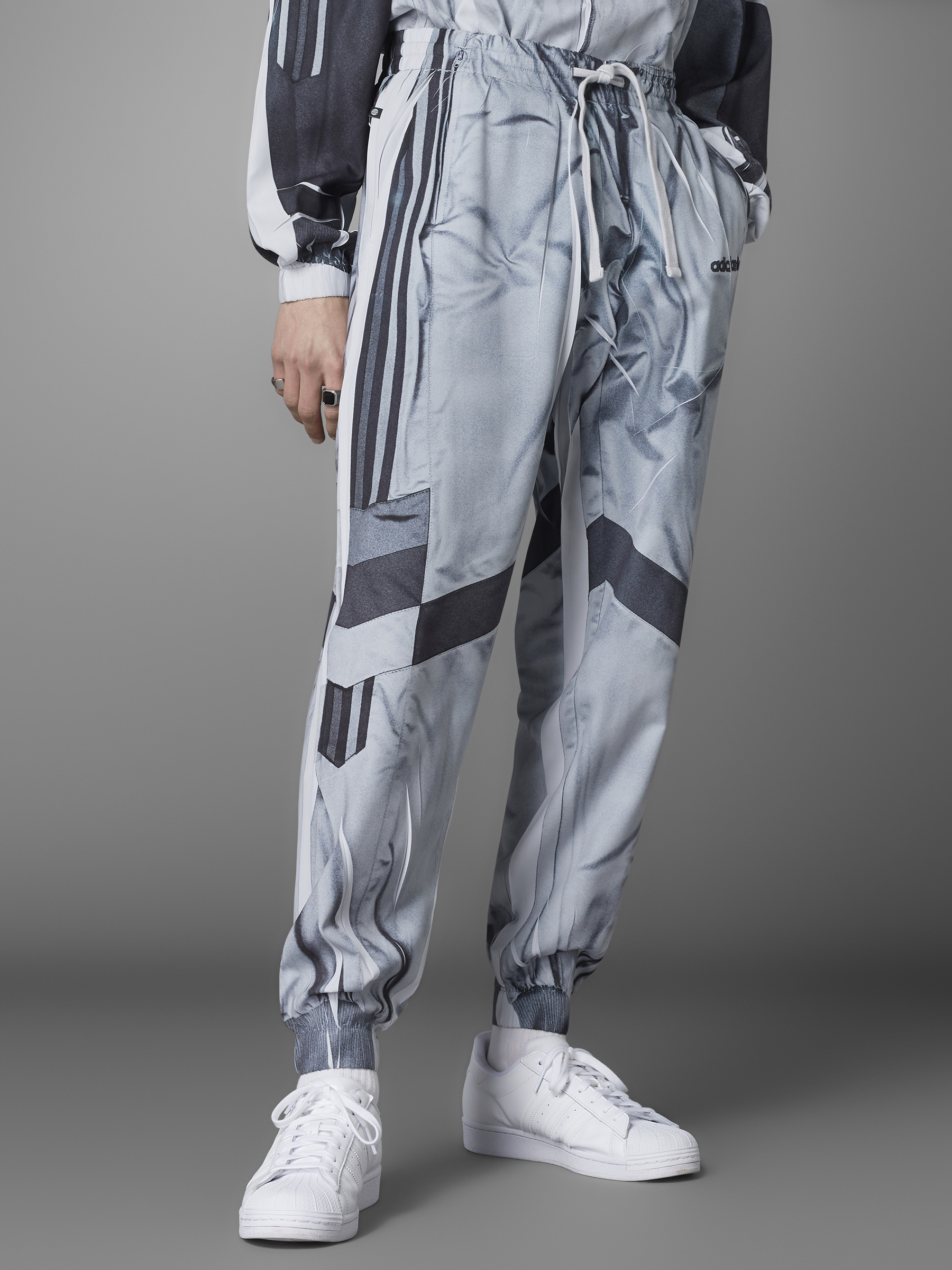 Акция на Спортивні штани чоловічі Adidas Fb Silk Tp HD2236 L Сірі от Rozetka