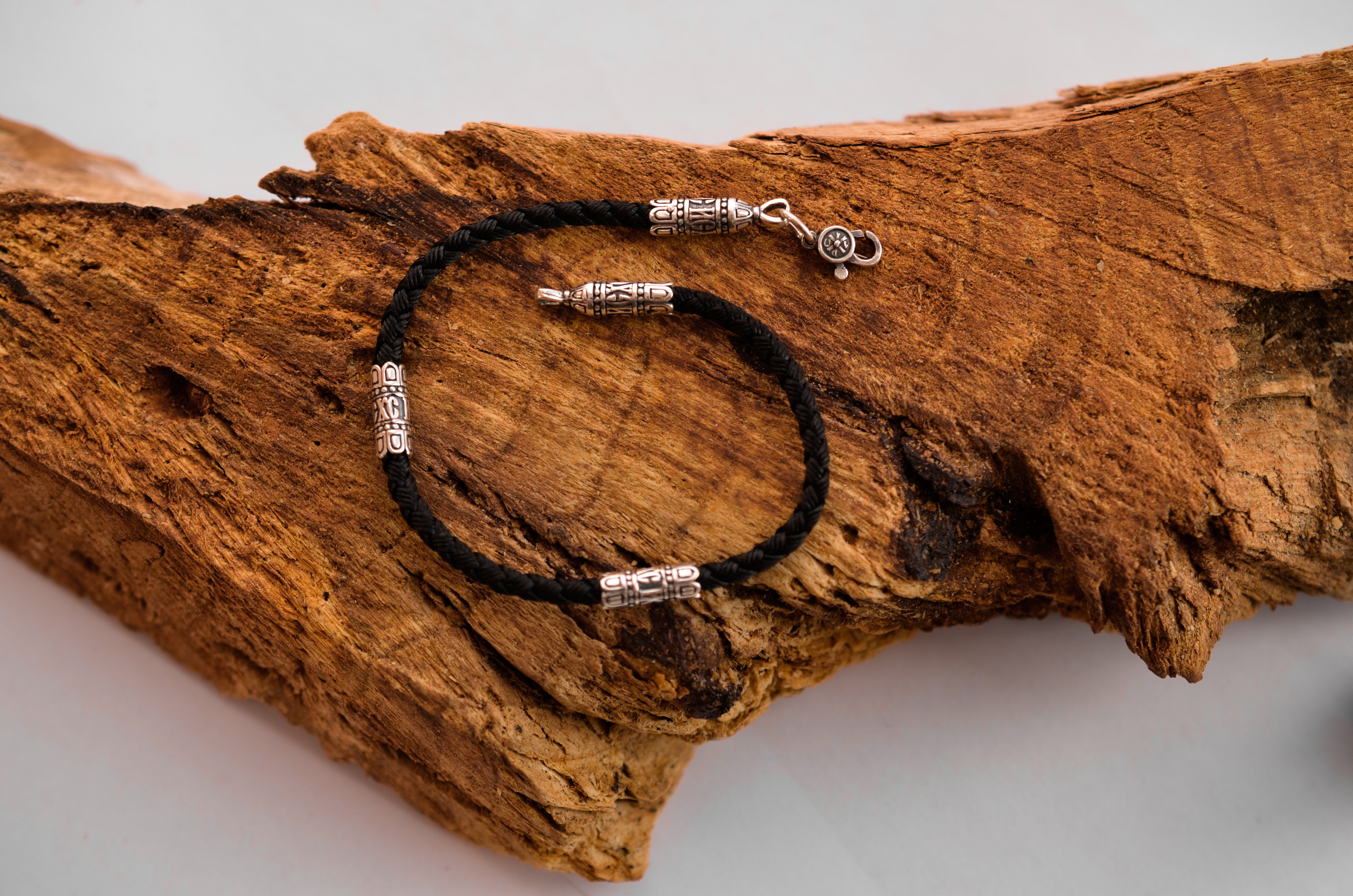 

Шелковый браслет с серебряными вставками и окончаниями Meridian 925 пробы 23,5 размер 425/323,5