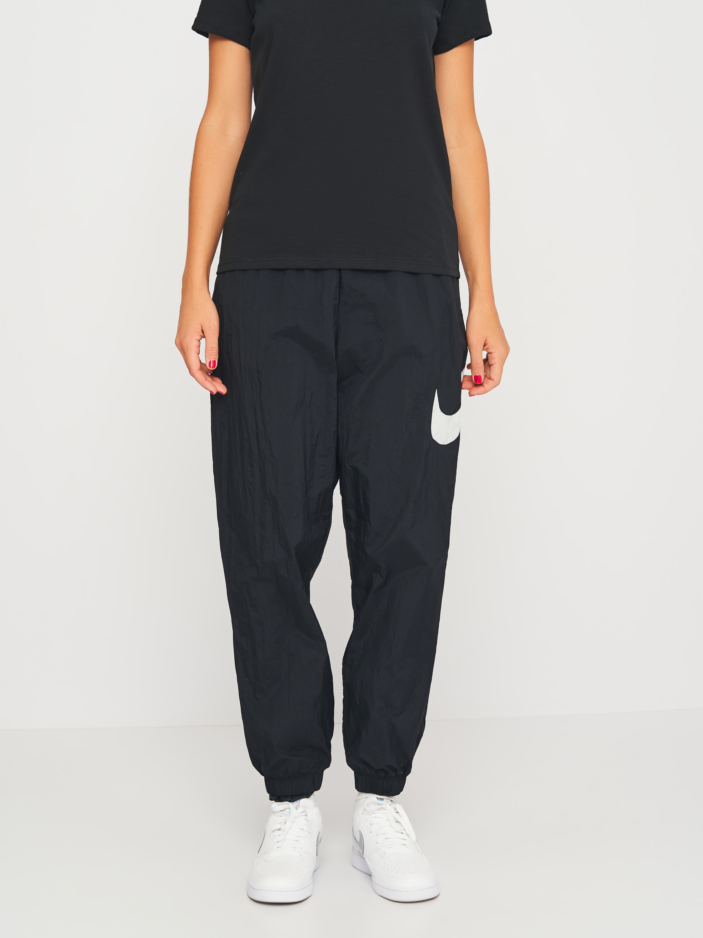 Акція на Спортивные штаны женские Nike Essential Pant DM6183-010 L Черные від Rozetka
