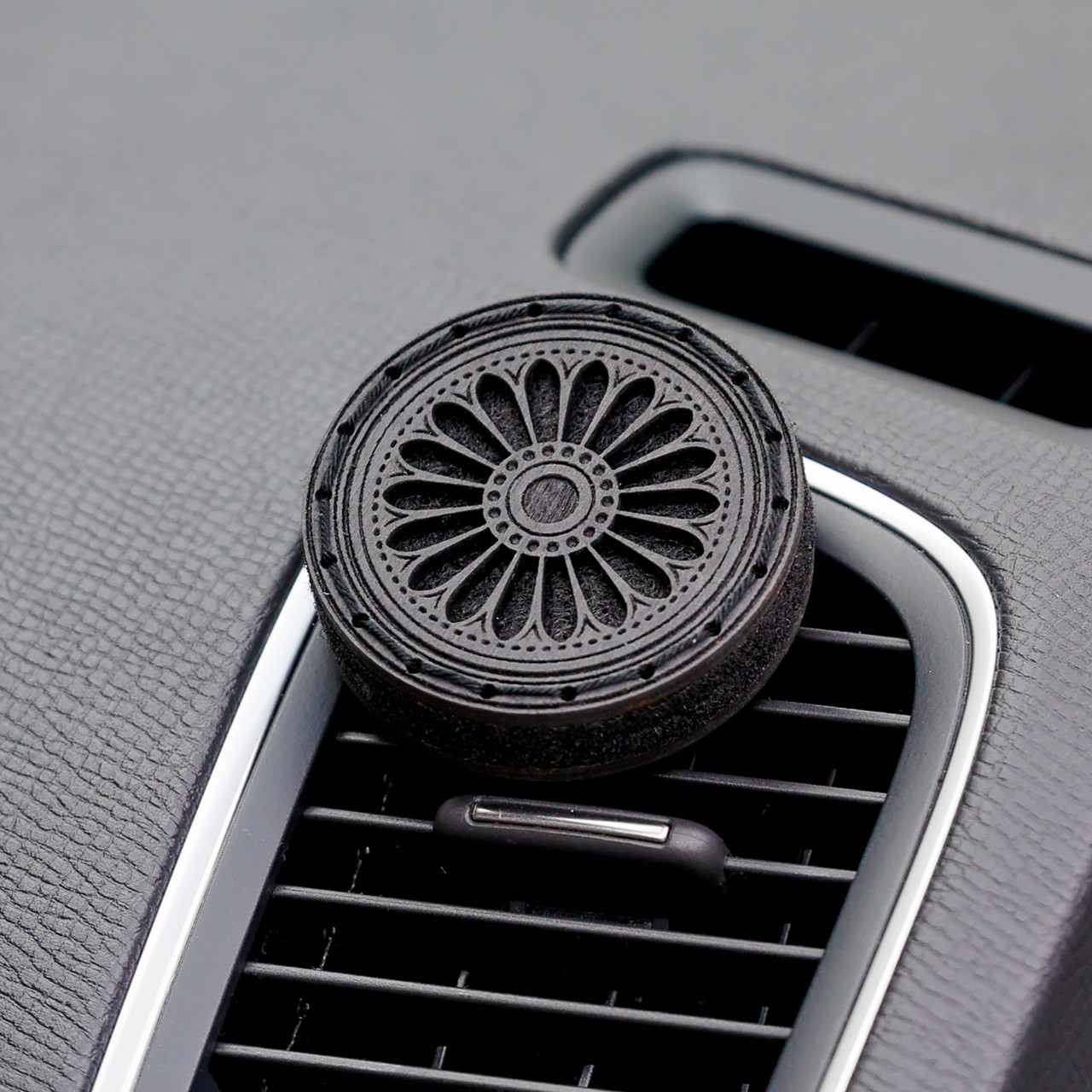 Ароматизатор на дефлектор в авто "Best Wheels BLACK" AI Designed 6 см в ...