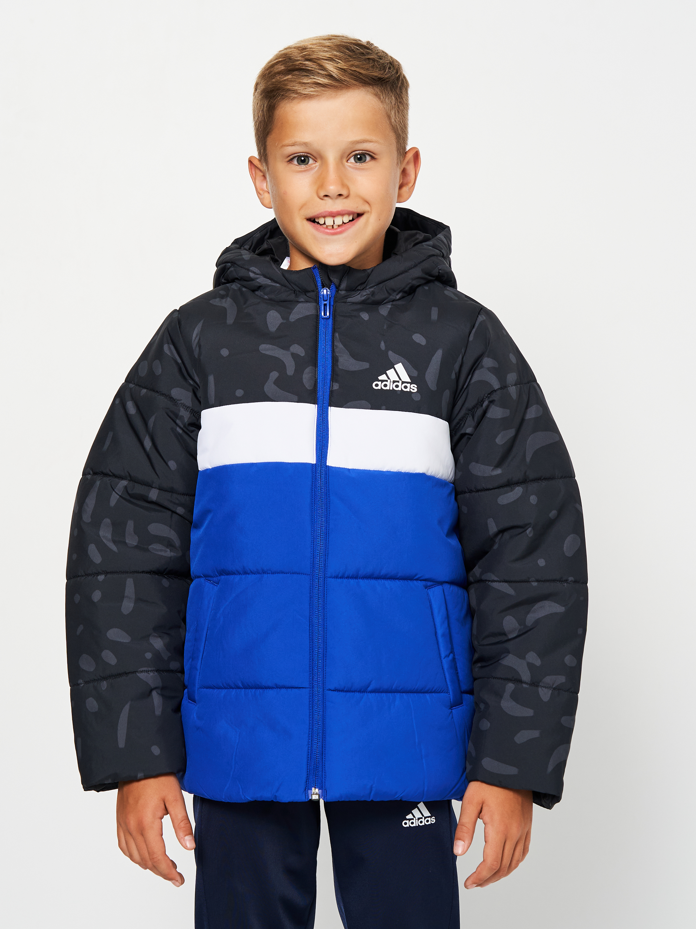 Акция на Підліткова демісезонна куртка для хлопчика Adidas Jb Cb Pad Jkt IL6097 158-164 см Black от Rozetka