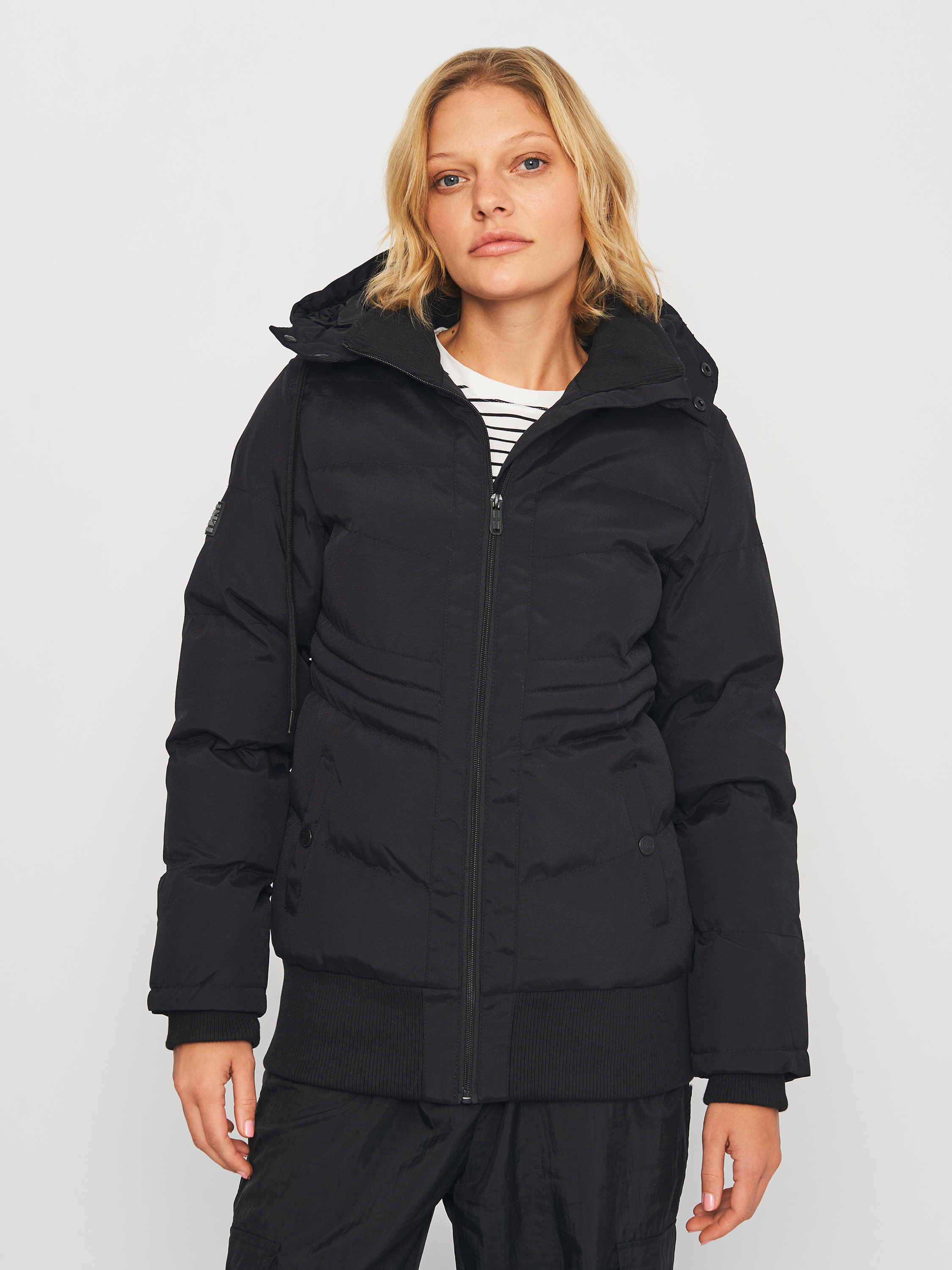 Акція на Куртка зимова коротка жіноча Lonsdale 113846-1000 XL Black від Rozetka