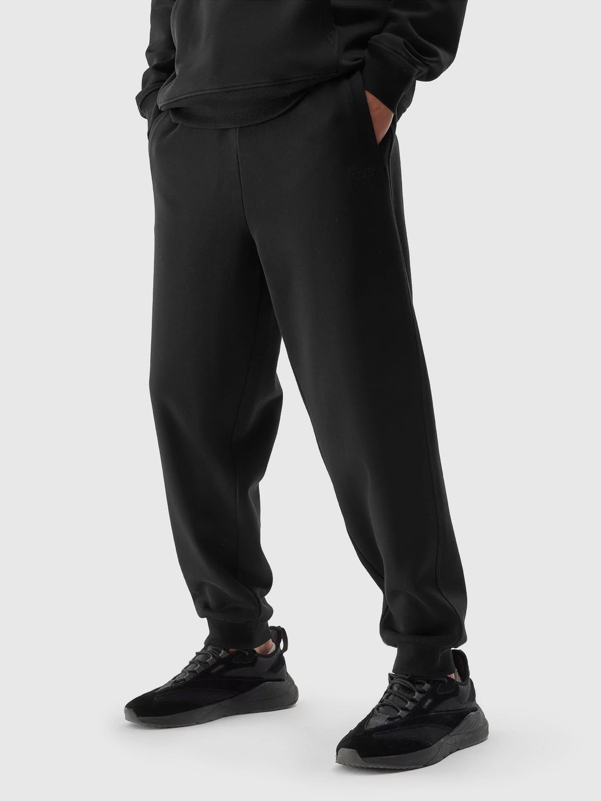 Акція на Спортивні штани чоловічі 4F Trousers Cas M466 4FAW23TTROM466-20S XL Чорні від Rozetka