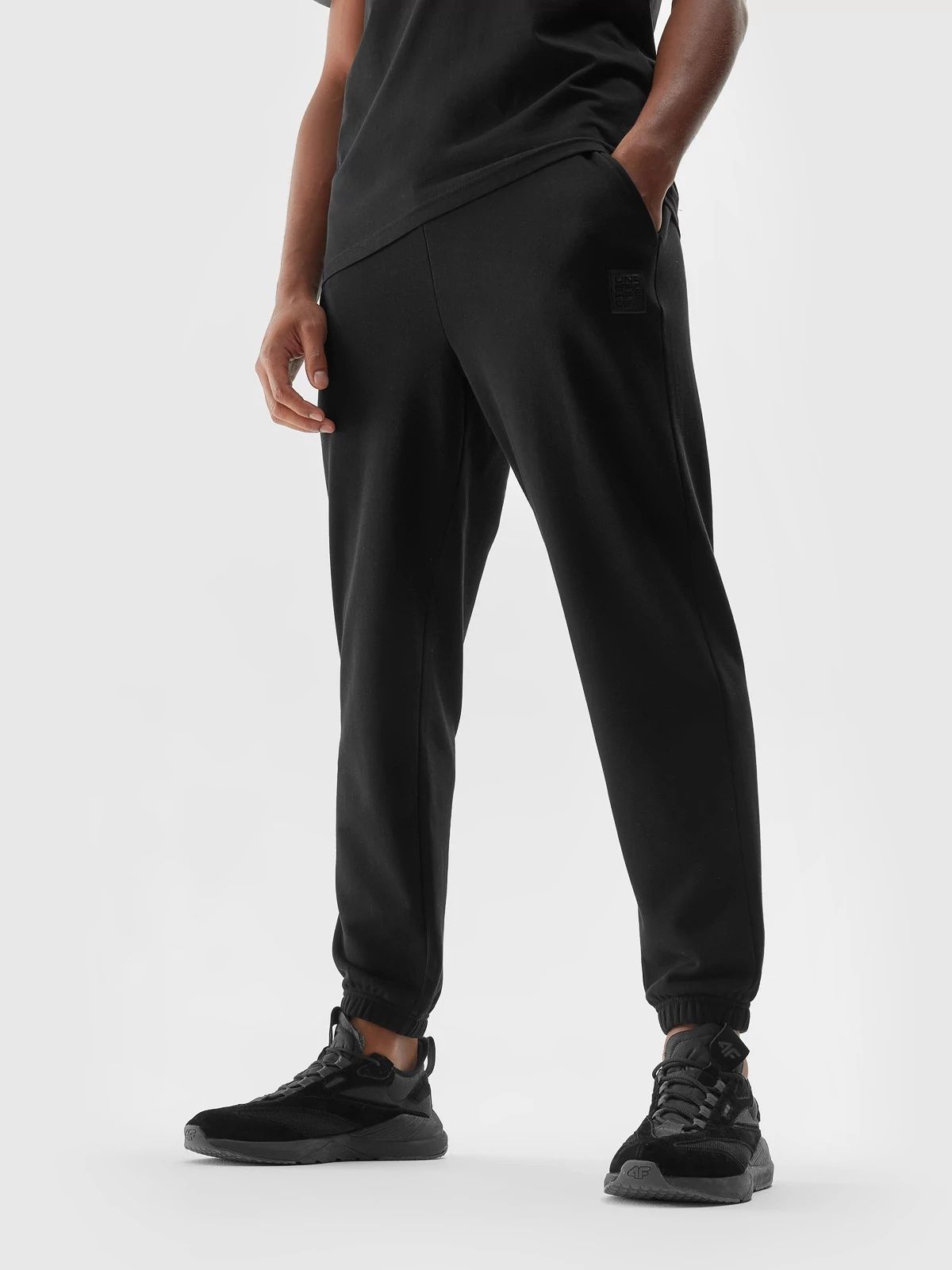 Акция на Спортивні штани чоловічі 4F Trousers Cas M453 4FAW23TTROM453-20S L Чорні от Rozetka