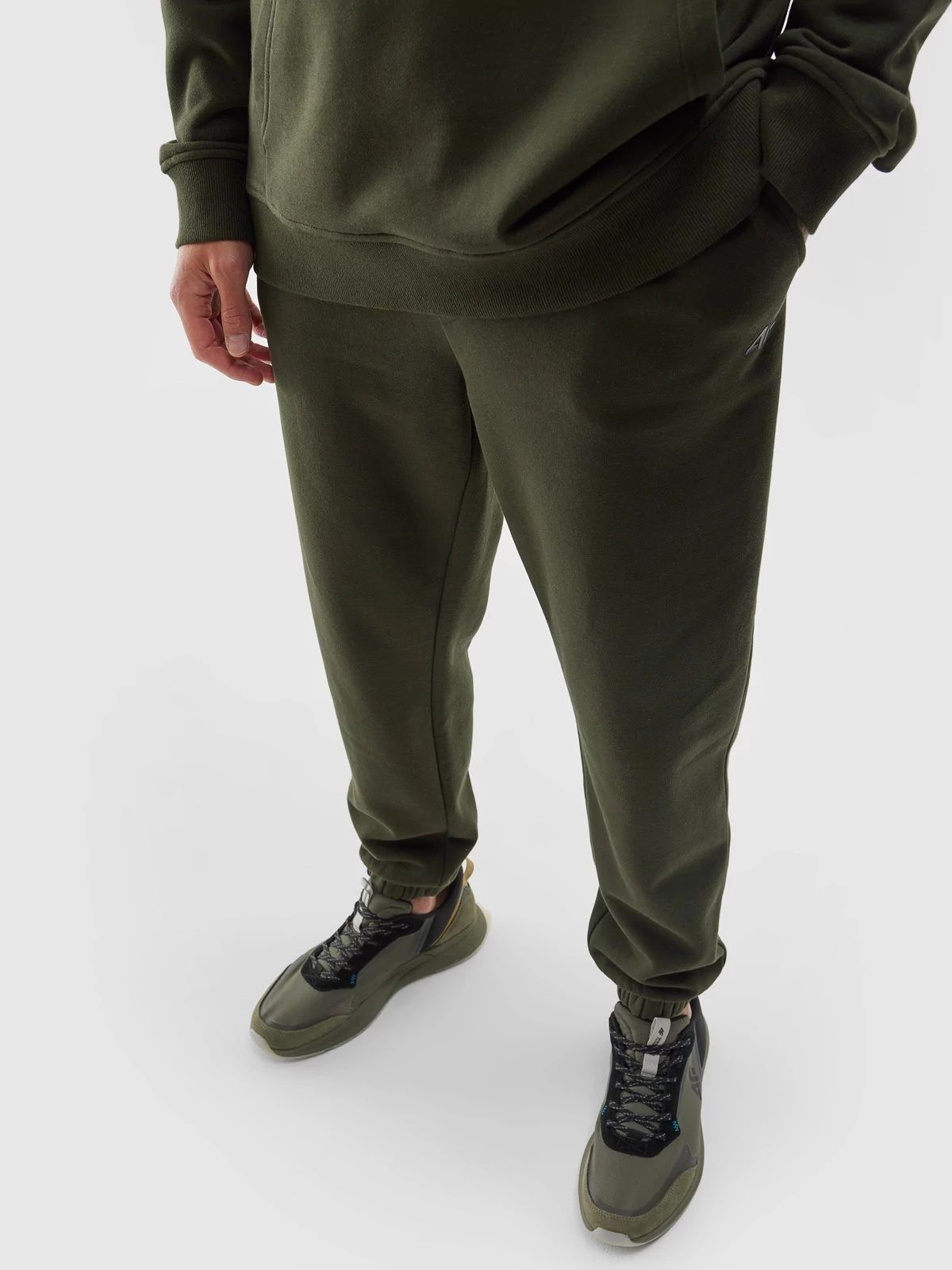 Акція на Спортивні штани чоловічі 4F Trousers Cas M517 4FAW23TTROM517-43S S Зелені від Rozetka