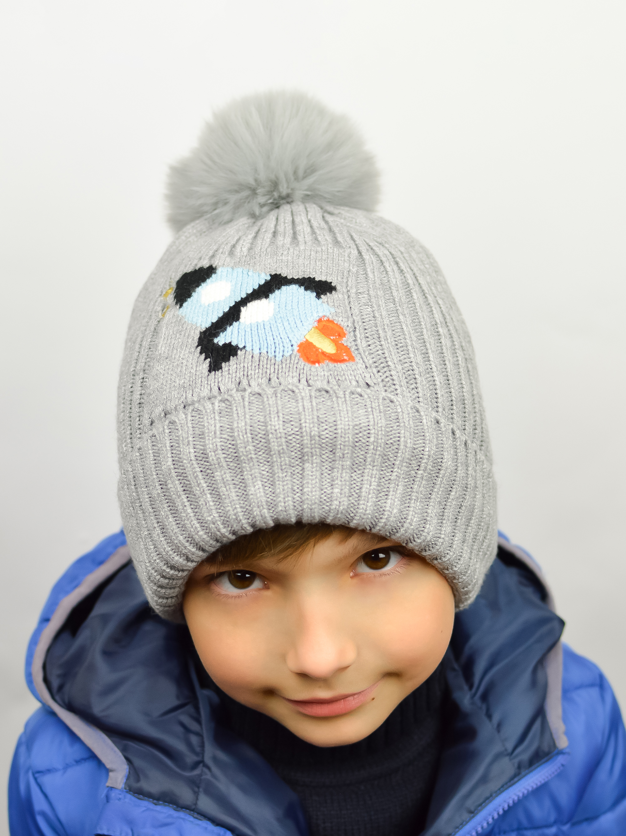 Акция на Дитяча зимова шапка-біні в'язана з помпоном для хлопчика Noviti CZ028-B-01 46-50 Сірий меланж от Rozetka