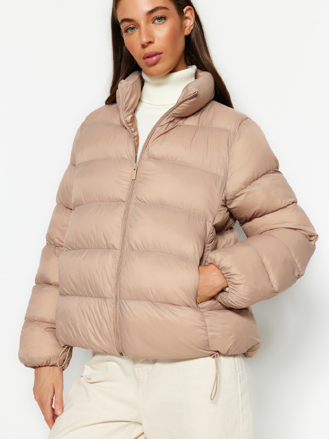 Акция на Куртка зимова коротка жіноча Trendyol TWOAW24MO00116 M Beige от Rozetka