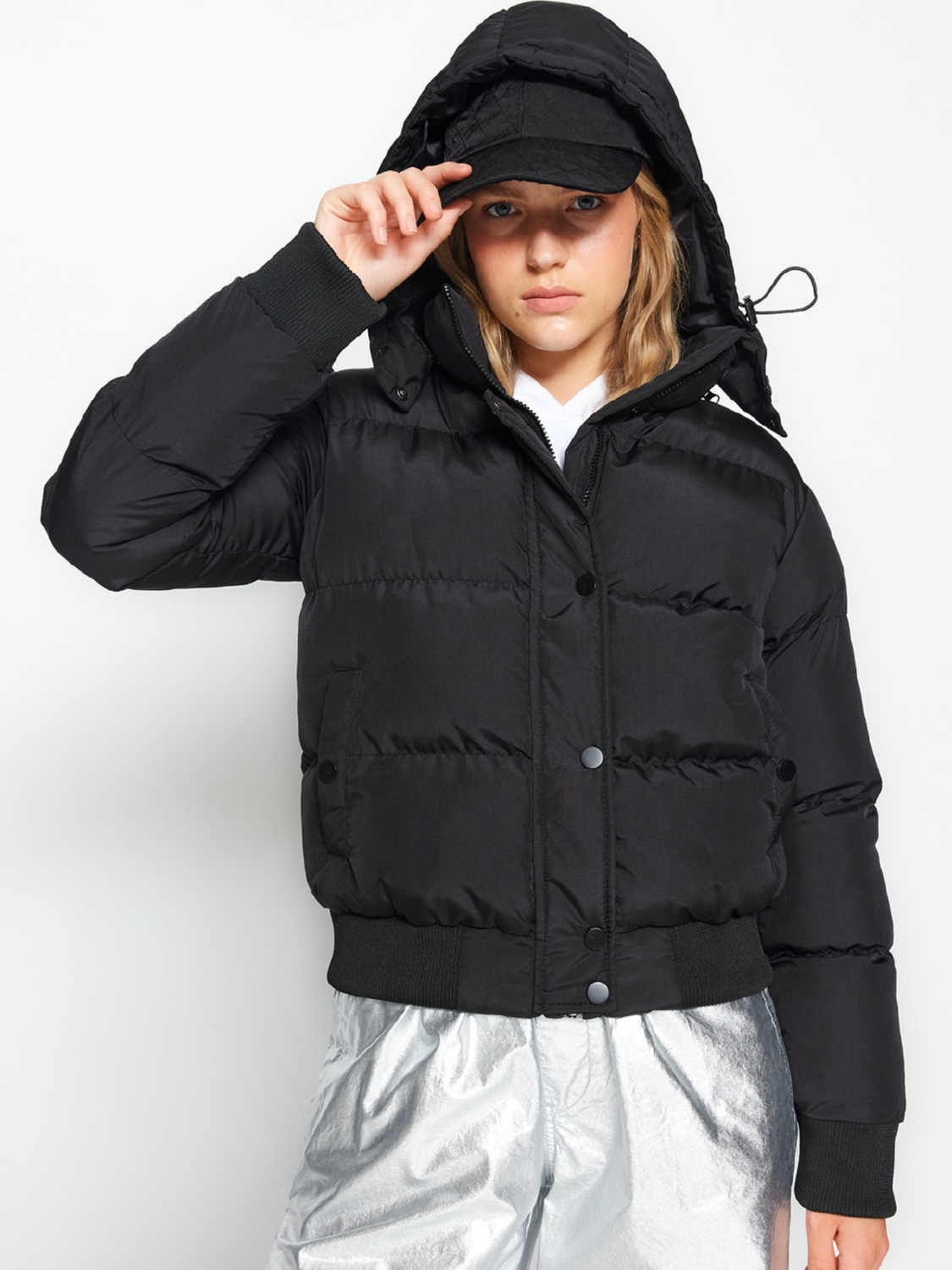 Акция на Куртка зимова коротка жіноча Trendyol TWOAW24MO00166 S Black от Rozetka