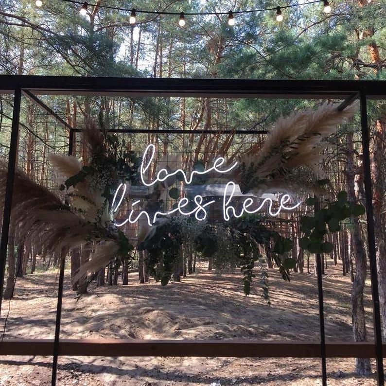 

Неоновая вывеска «Love lives here»