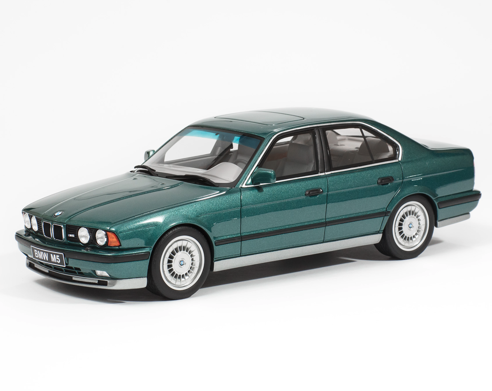 Модель автомобіля BMW M5 (E34) Cecotto Edition Green Metallic by  OttoMobile, Scale 1:18 – фото, отзывы, характеристики в интернет-магазине  ROZETKA от продавца: Moby-teile | Купить в Украине: Киеве, Харькове,  Днепре, Одессе, Запорожье,